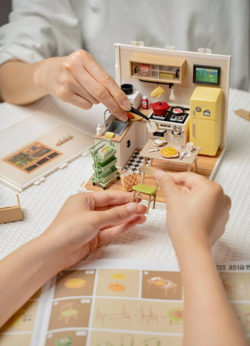 Hands Craft - DIY Miniature House Kit: Happy Meals Kitchen - Image 5