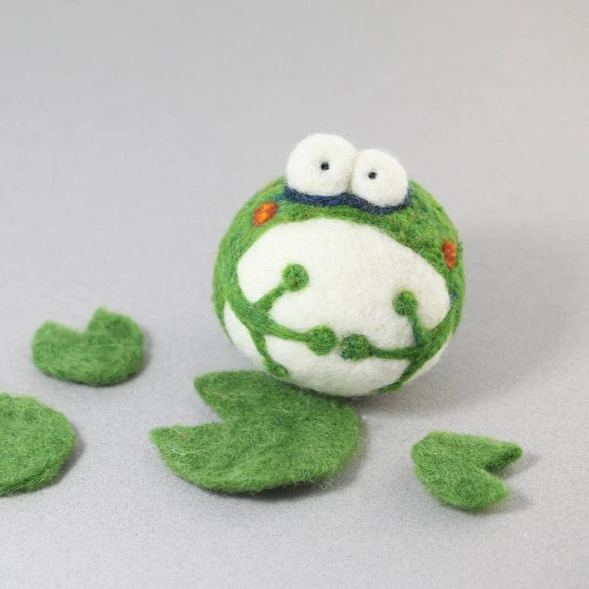 Woolbuddy Needle Felting Frog Kit - Image 2